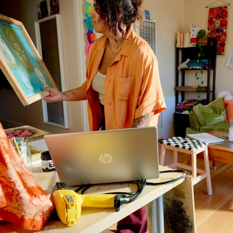 HP 15.6" Touchscreen | 12th Gen Intel i5 - 1235U (Beats i7 - 8700) | 32GB RAM | 1TB SSD | Iris Xe Graphics | Win 11 Pro | Fast Charge | Silver | W/Mouse‎HP